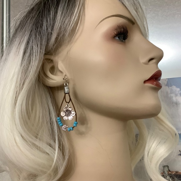 NWT silvertone /Aqua Earrings - Picture 5 of 7